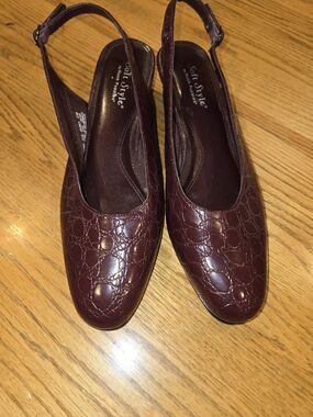 Soft Style by Hush Puppies Burgundy Croc-Embossed Slingback  9.5N Quiet Luxury